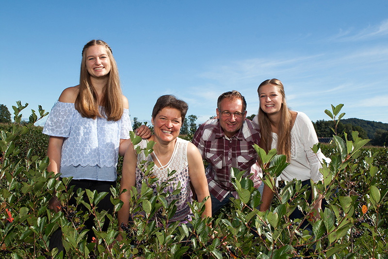 Familie Rauch im Aroniafeld